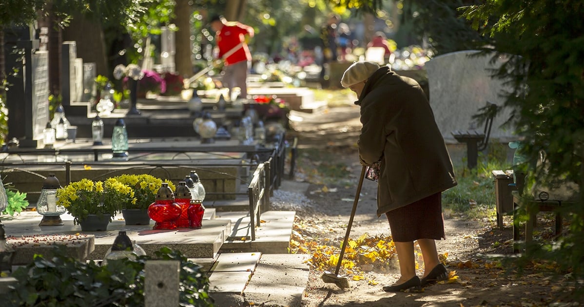Sprzątasz na cmentarzu? Sprawdź, jak segregować odpady!