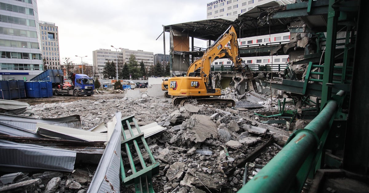 Wyburzają znany parking przy ul. Swobodnej. Zrobi miejsce biurowcom. Zobacz zdjęcia