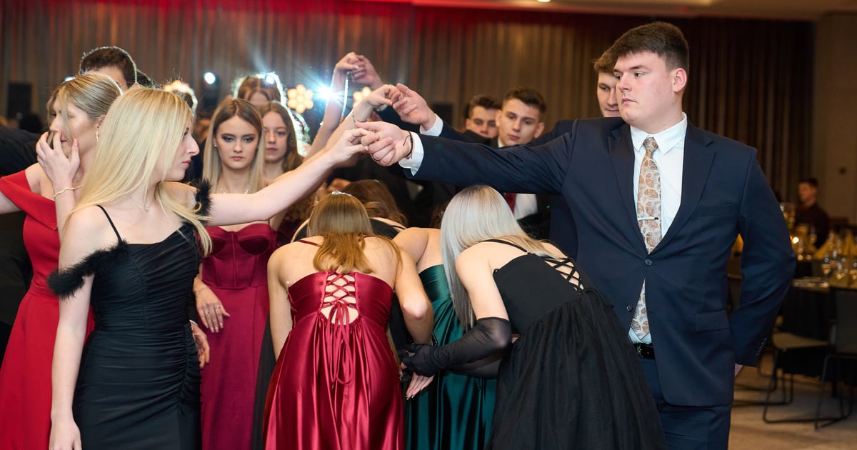 Wyglądali przepięknie! Studniówka Liceum Służb Mundurowych na zdjęciac