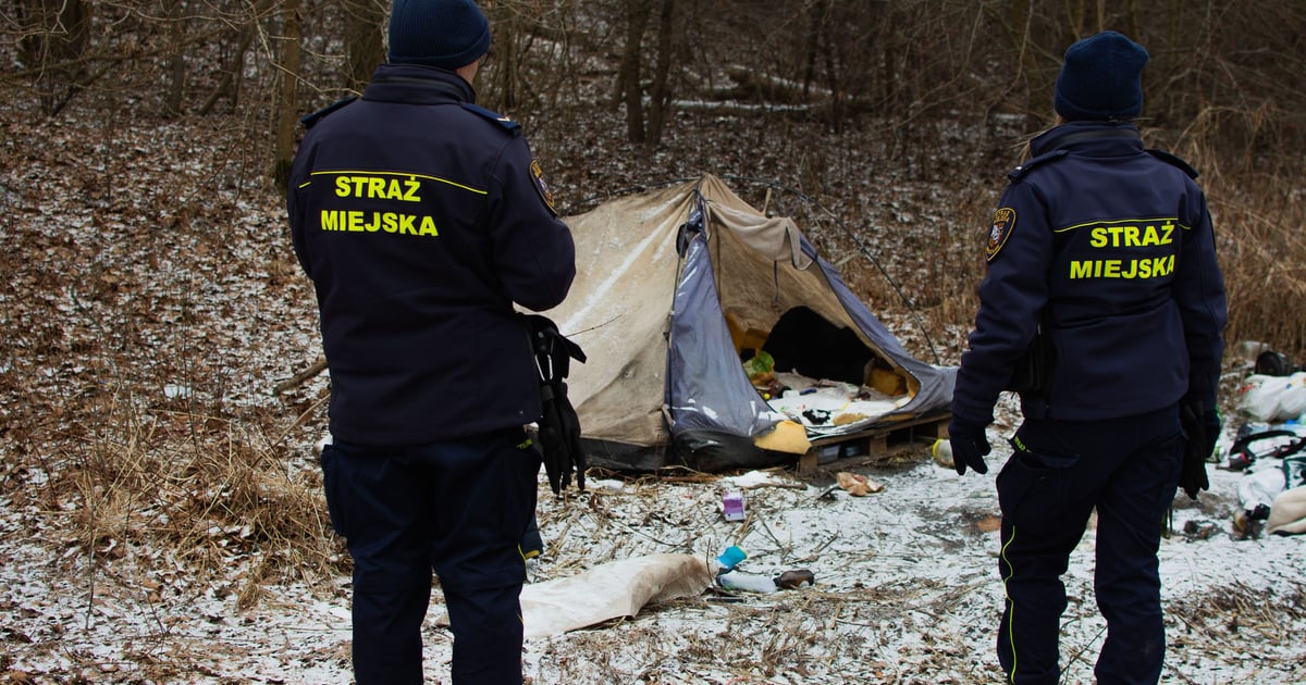 Jak pomóc zimą osobom w kryzysie bezdomności? Dzwońmy do służb