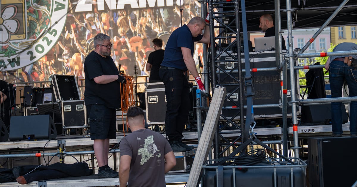 W Rynku budowana jest scena na 23. bicie Gitarowego Rekordu Świata. Próba dokonania tego? Już 1 maja!