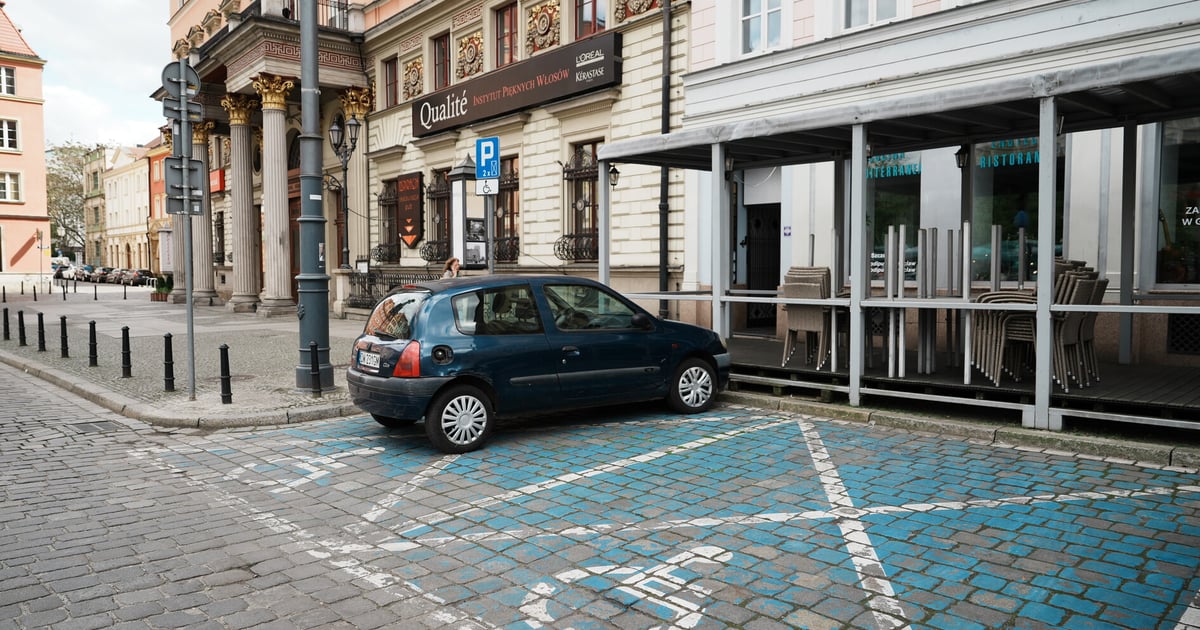 Policja: nie jesteś osobą z niepełnosprawnością? Nie parkuj na niebieskich „kopertach”