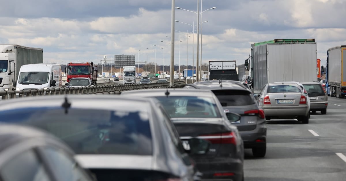 Bus zderzył się z osobówką. Utrudnienia w ruchu na AOW