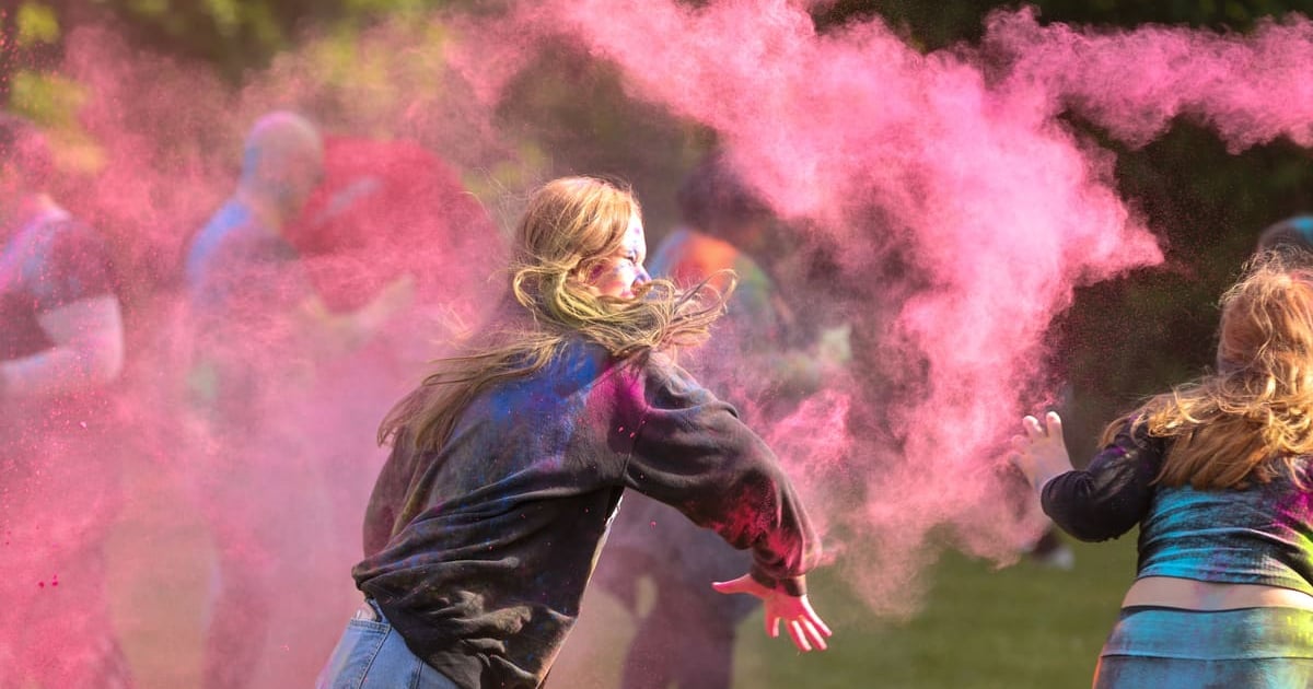 Święto kolorów Holi na Dąbiu. Zdjęcia z imprezy