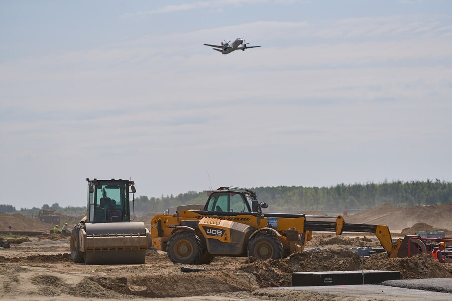 Skomplikowana przebudowa lotniska przebiega zgodnie z planem |ZDJĘCIA