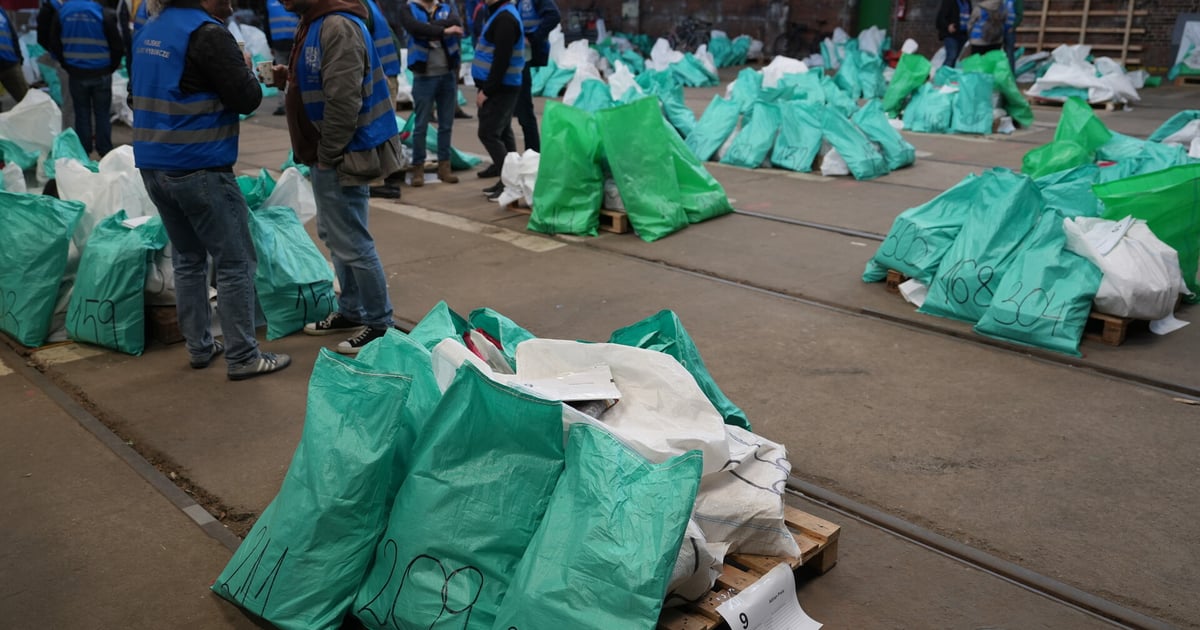 Karty wyborcze ruszyły do lokali wyborczych we Wrocławiu