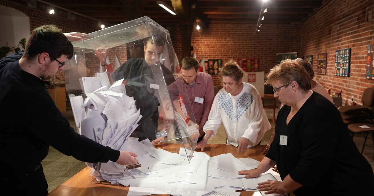 Wrocławskie komisje liczą głosy. Fotorelacja po zamknięciu lokali