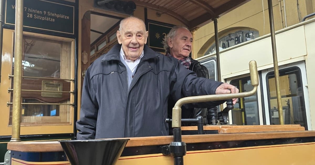 Stulatek z Wrocławia spełnił marzenie. Poprowadził zabytkowy tramwaj z korbą