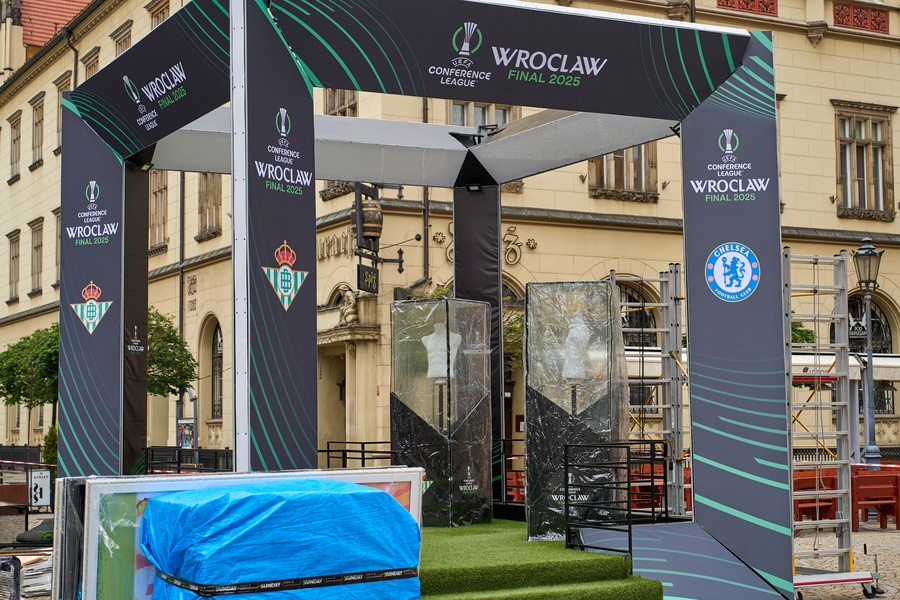 Rozstawiają Fan Festival w Rynku. Otwarcie strefy kibica we wtorek [ZDJĘCIA]