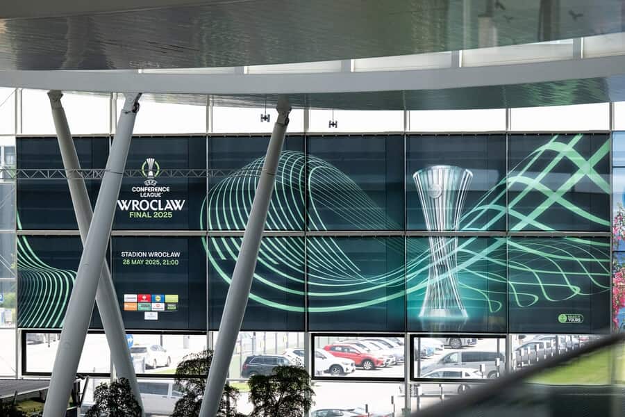 Powrót kibiców z Wrocławia. Na lotnisku warto być wcześniej