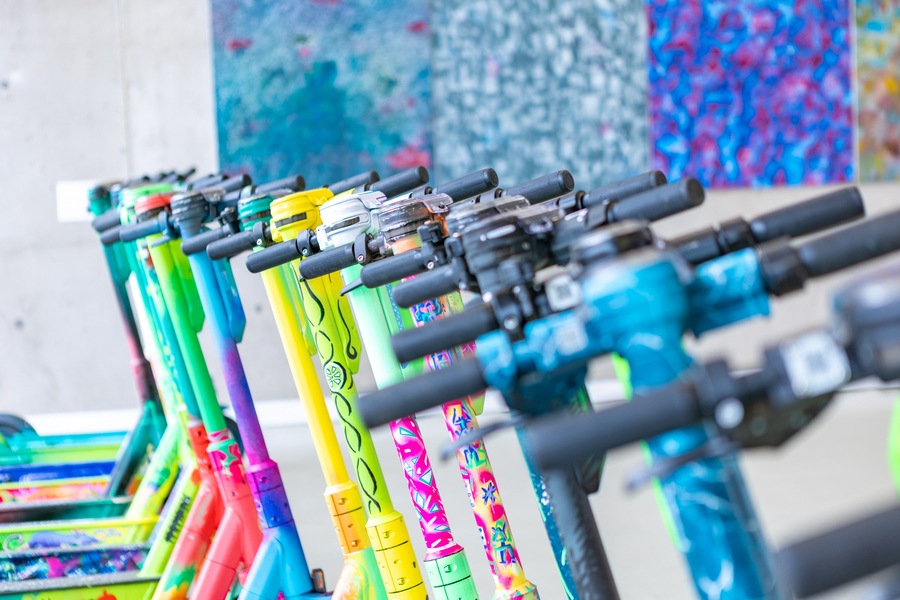 Uwaga, świeżo malowane. Z ASP wyjadą dziś takie hulajnogi | ZDJĘCIA