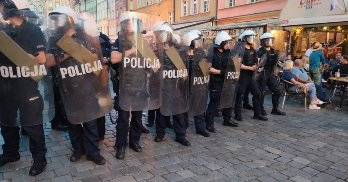 Kibice już po kilku głębszych. Policja pilnuje porządku w centrum
