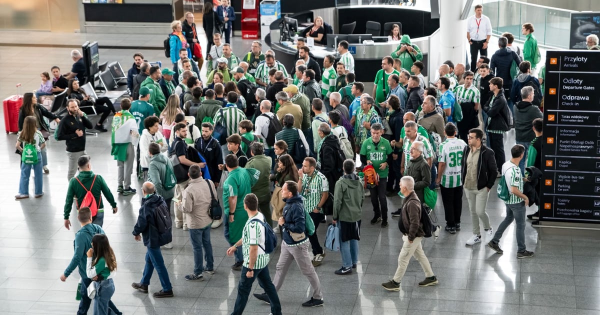Rzeka kibiców na lotnisku. "Zieloni" i "niebiescy" przylecieli do Wrocławia