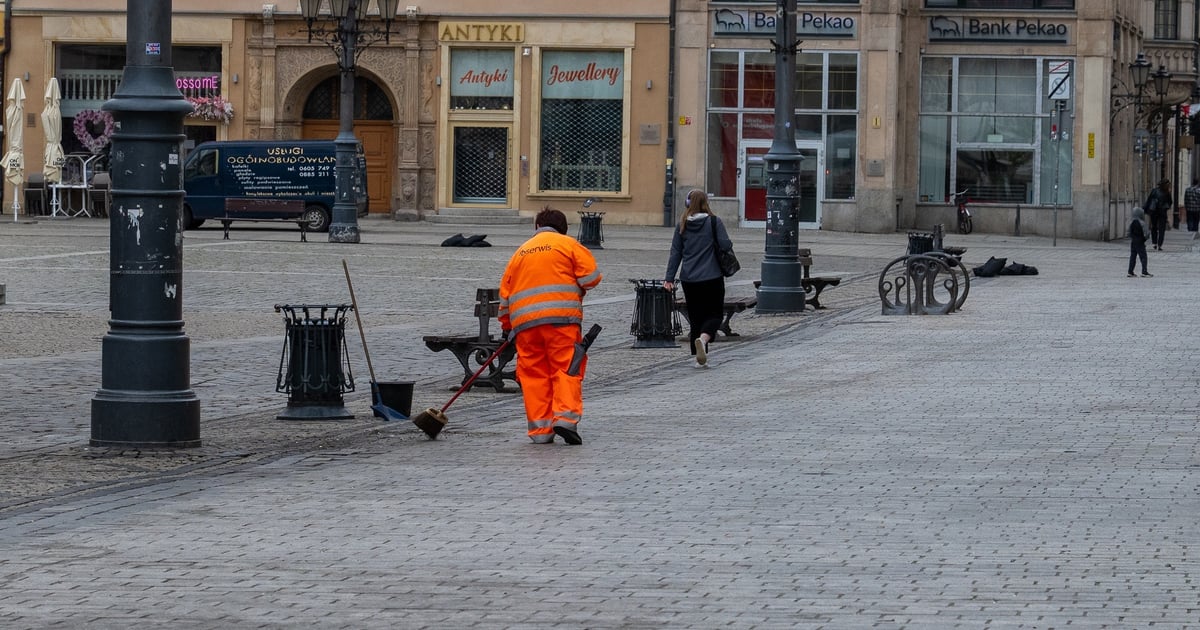 Sprzątanie po meczu we Wrocławiu. Ile śmieci zostawili kibice?