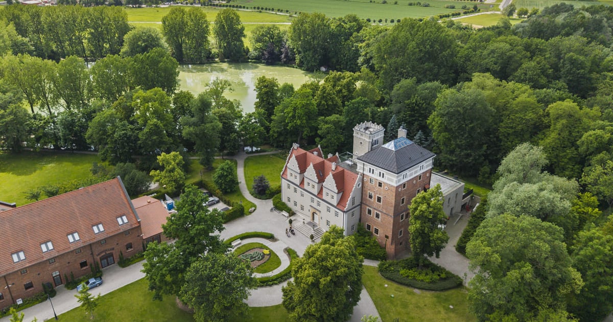 Kiedyś mieszkalna wieża nad rzeką La. Dziś znany zamek pod Wrocławiem