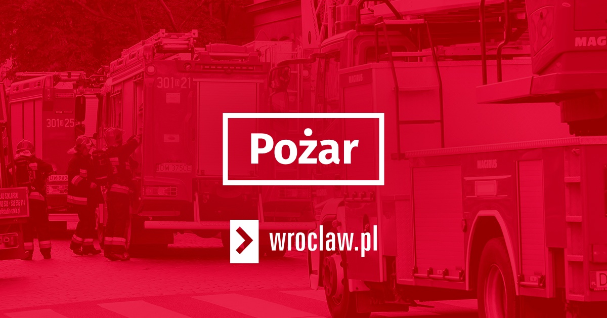 Groźny pożar mieszkania w bloku na Klecinie. W akcji 8 zastępów straży pożarnej