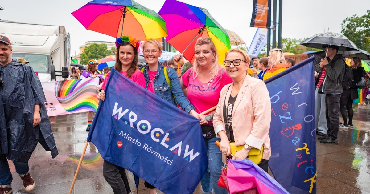 Marsz Równości 2025 we Wrocławiu i las tęczowych parasoli [DUŻO ZDJĘĆ]