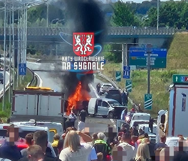 Płonie samochód na S8. Jezdnia w kierunku Wrocławia zablokowana