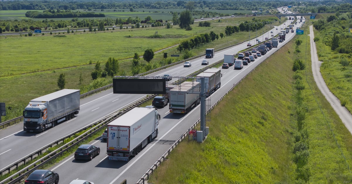 Zaczęły się wyjazdy na długi weekend. Kierowcy stoją w korku na A4 i A8
