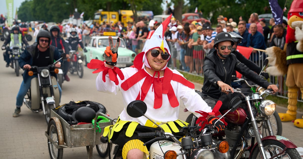 Trabanty, nyski i maluchy. Rajd Koguta wystartował dziś z Oławy!