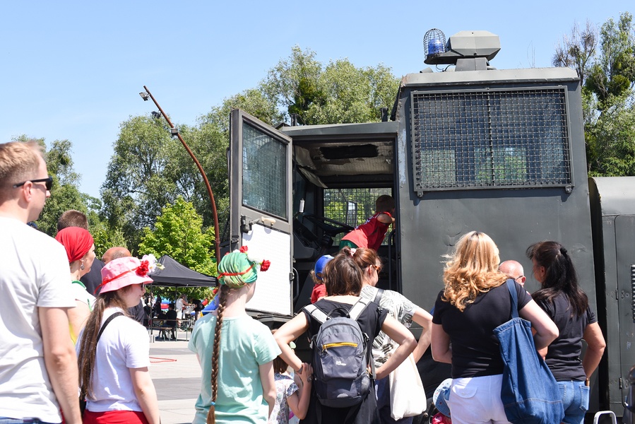 Wozy milicji i drapieżny ptak w Zajezdni. Zdjęcia z sobotniego festynu