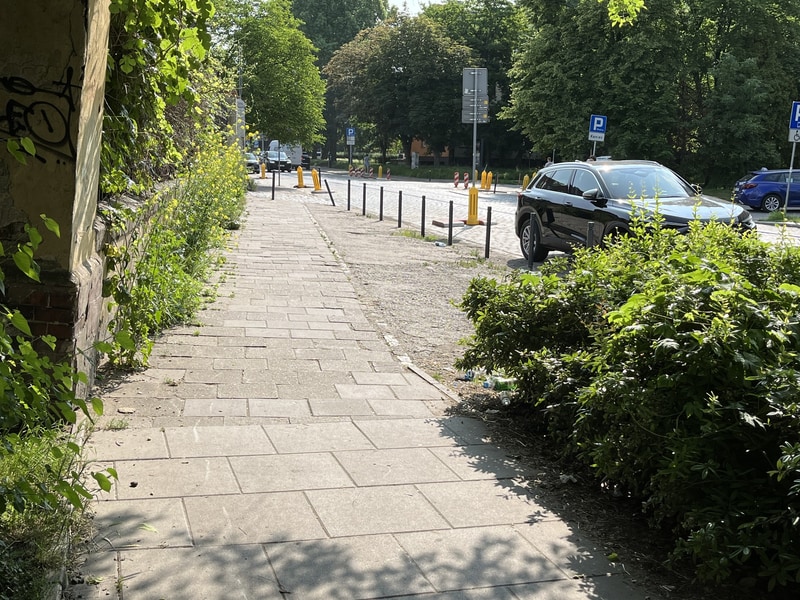 Tęczowo nie jest, ale będzie lepiej. Chodnik do remontu