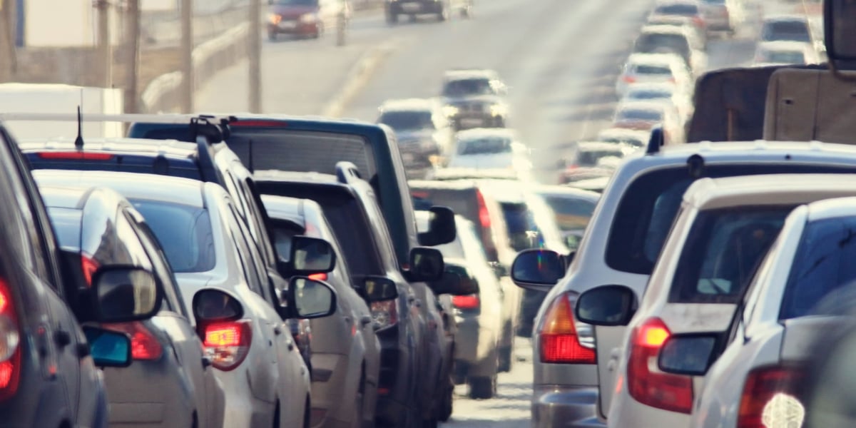 Korek na autostradzie A4 i AOW. Samochód uderzył w bariery energochłonne