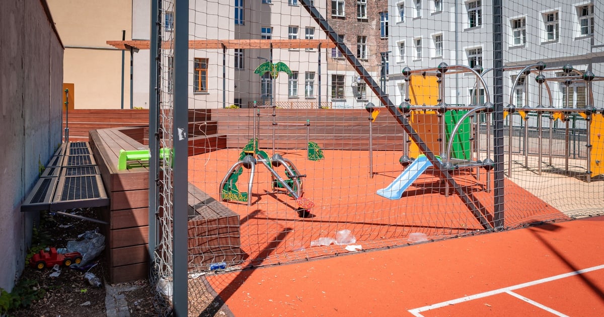 "Ręce opadają". Podwórko wszystkich Mieszkańców zdewastowane