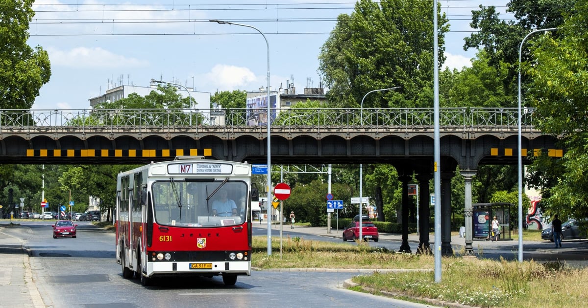 Wrocławskie Linie Turystyczne na weekend: kurs zabytkowym Jelczem i tramwajem