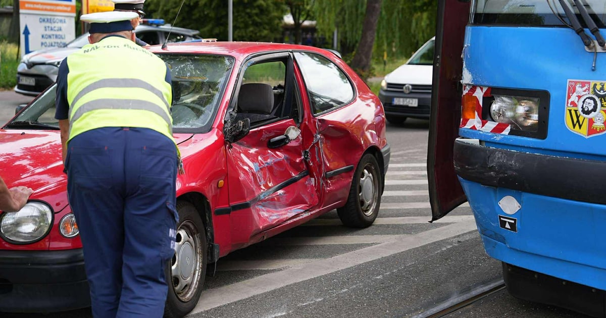 Zderzenie samochodu osobowego z tramwajem. Utrudnienia dla pasażerów