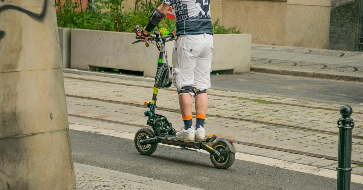 Złodziej na hulajnodze zatrzymany. Postawiono mu 8 zarzutów