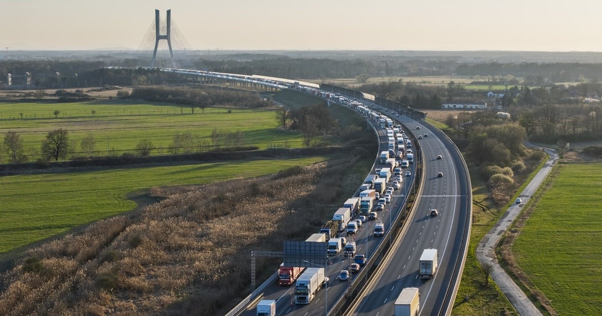 Korek na autostradzie od lotniska do stadionu. Prace drogowe na AOW
