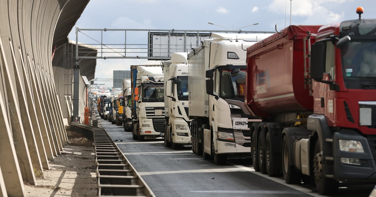 Korek na autostradzie od stadionu do lotniska. Prace drogowe na AOW