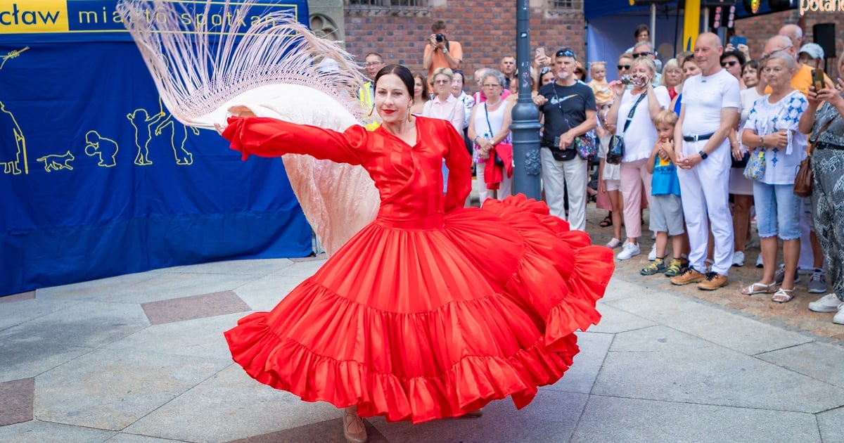 Wrocławska Potańcówka w Rynku. Taneczne szaleństwo pod chmurką [DUŻO ZDJĘĆ]