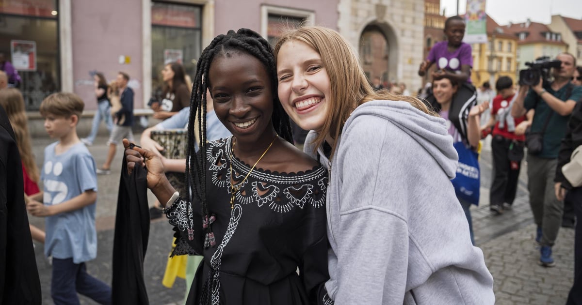 Barwny korowód przeszedł przez wrocławski Rynek. To Lelenfant | ZDJĘCIA