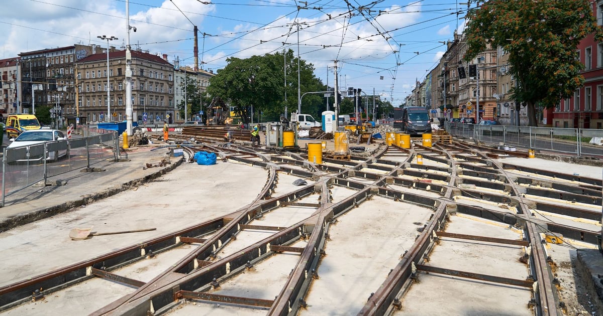 Remont torowiska na skrzyżowaniu Pomorskiej z Dubois. Zdjęcia i film z budowy