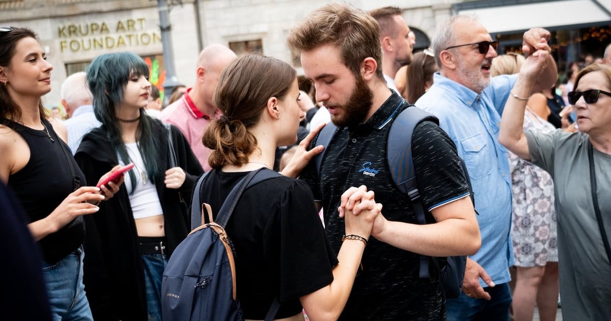 Wielka potańcówka w Rynku „Półmetek lata” na zdjęciach