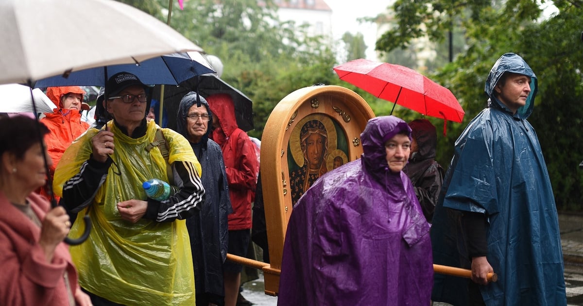 45. Piesza Pielgrzymka Wrocławska wyruszyła w deszczu z Ostrowa Tumskiego