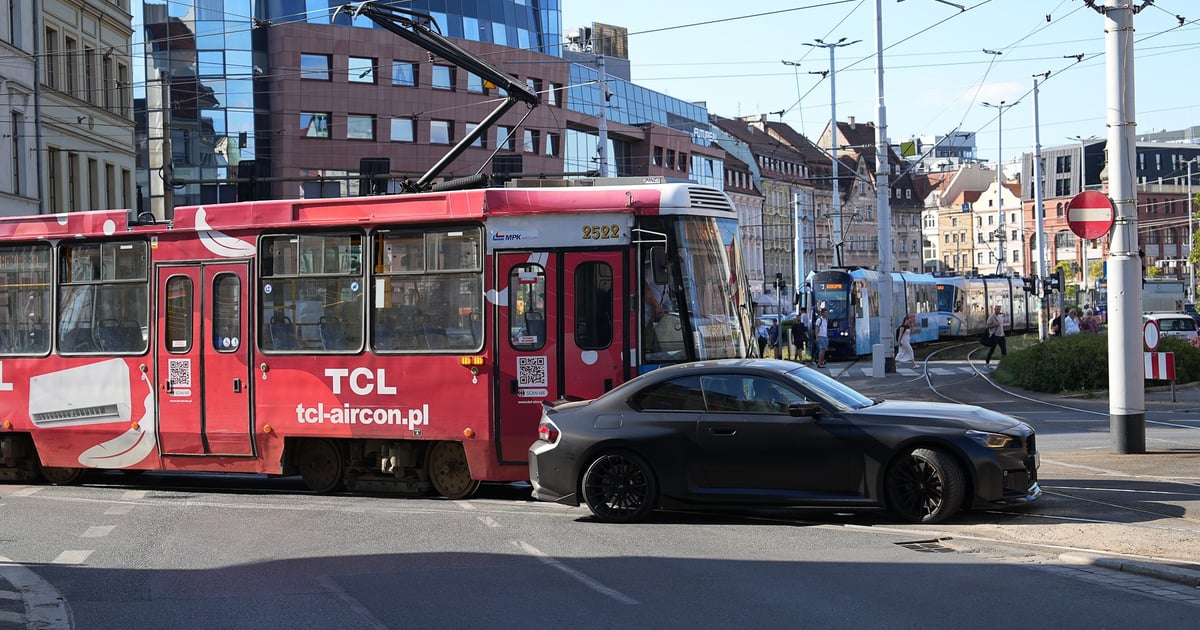 Kolizja samochodu z tramwajem. Utrudnienia na Kazimierza Wielkiego