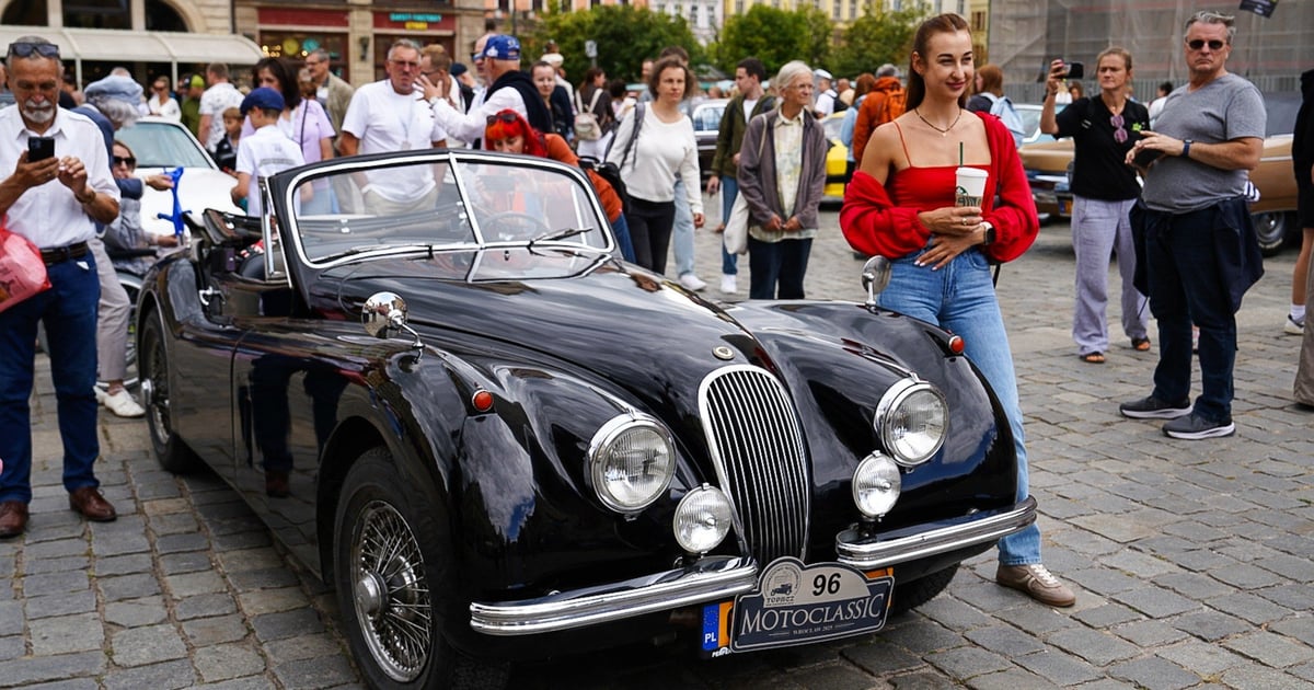Oldsmobile na wrocławskim Rynku. Zaczyna się MotoClassic Wrocław [ZDJĘCIA]