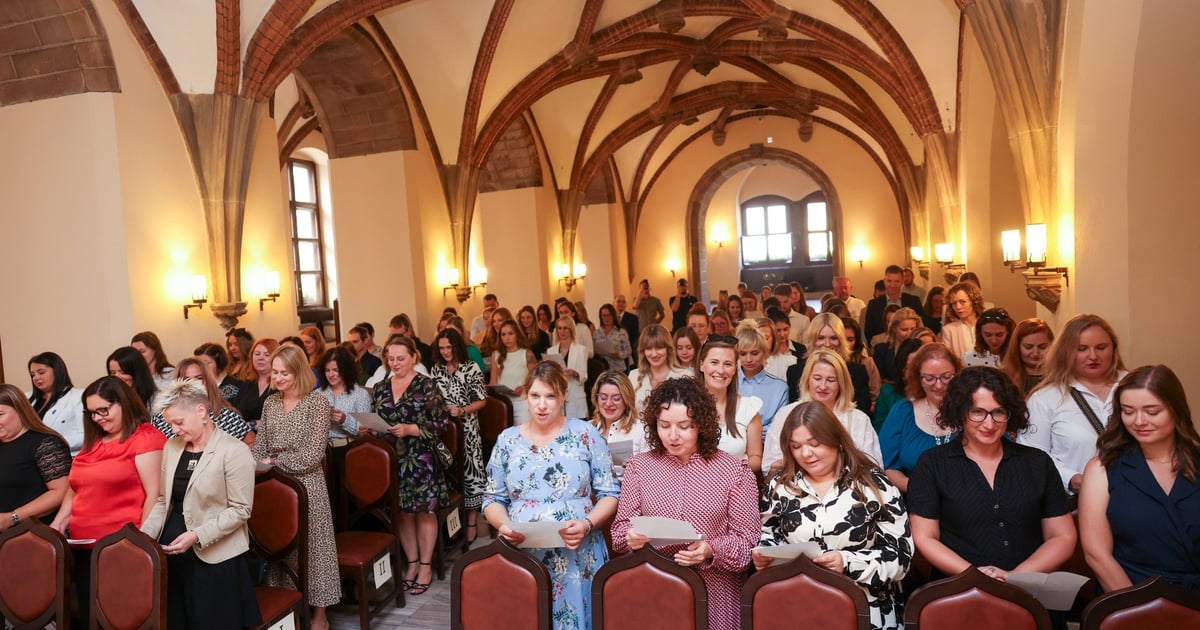 Ślubują i odbierają awanse. 254 nauczycieli mianowanych we Wrocławiu