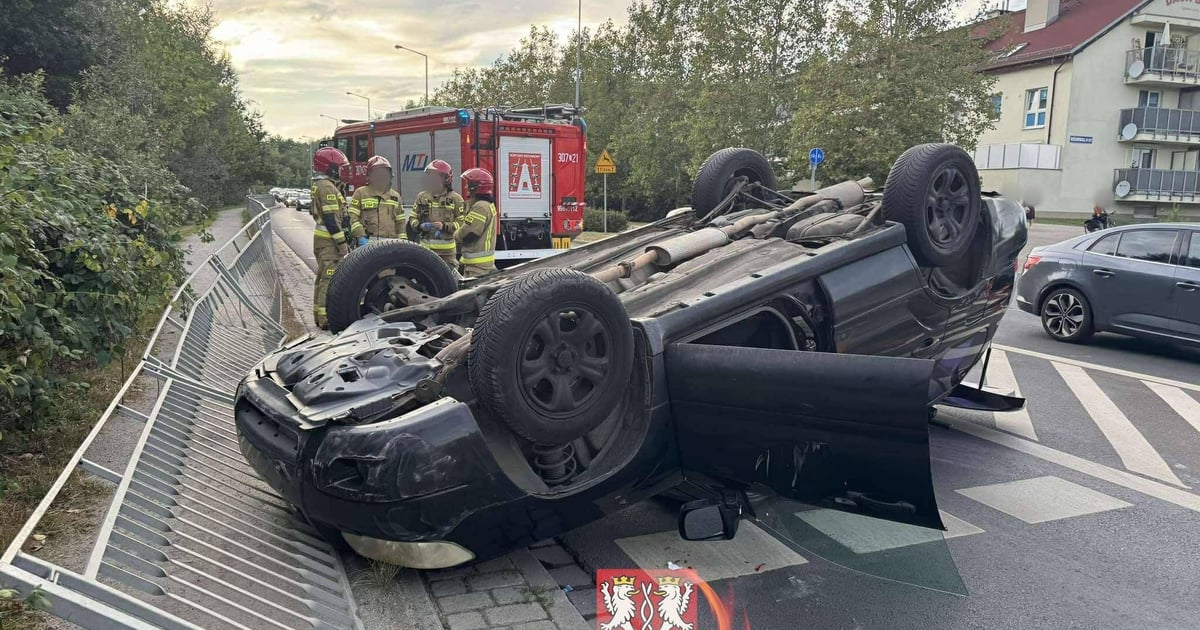 Zderzenie i dachowanie osobówki na ul. Królewieckiej we Wrocławiu. Utrudnienia w ruchu