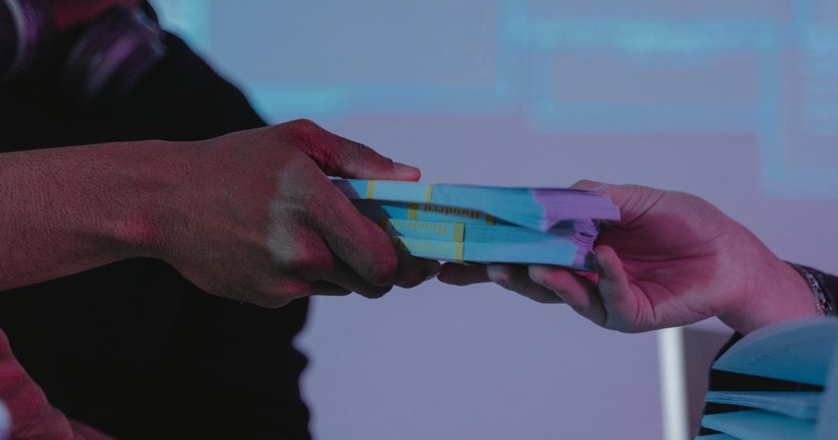 Wyłudził 100 tys zł, udając pracownika banku. 18-latek w rękach policji