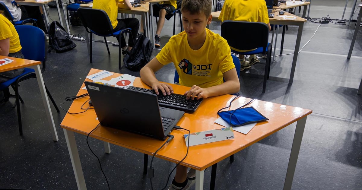Młody informatyk z medalem Olimpiady Informatycznej Juniorów