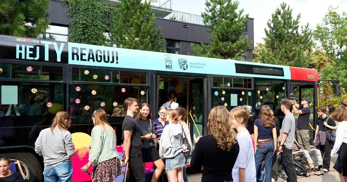 HejTybus ruszył w miasto. Na początek do uczniów VIII LO