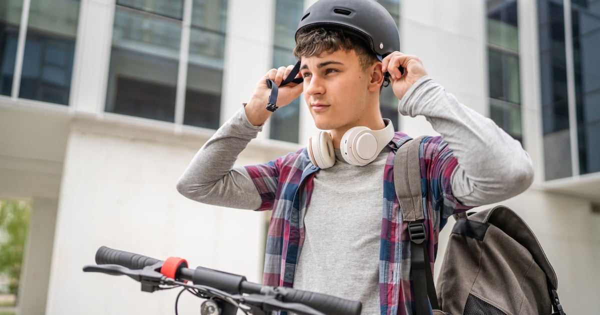 Dzieci i młodzież na hulajnodze elektrycznej tylko w kasku. Będą zmiany w prawie