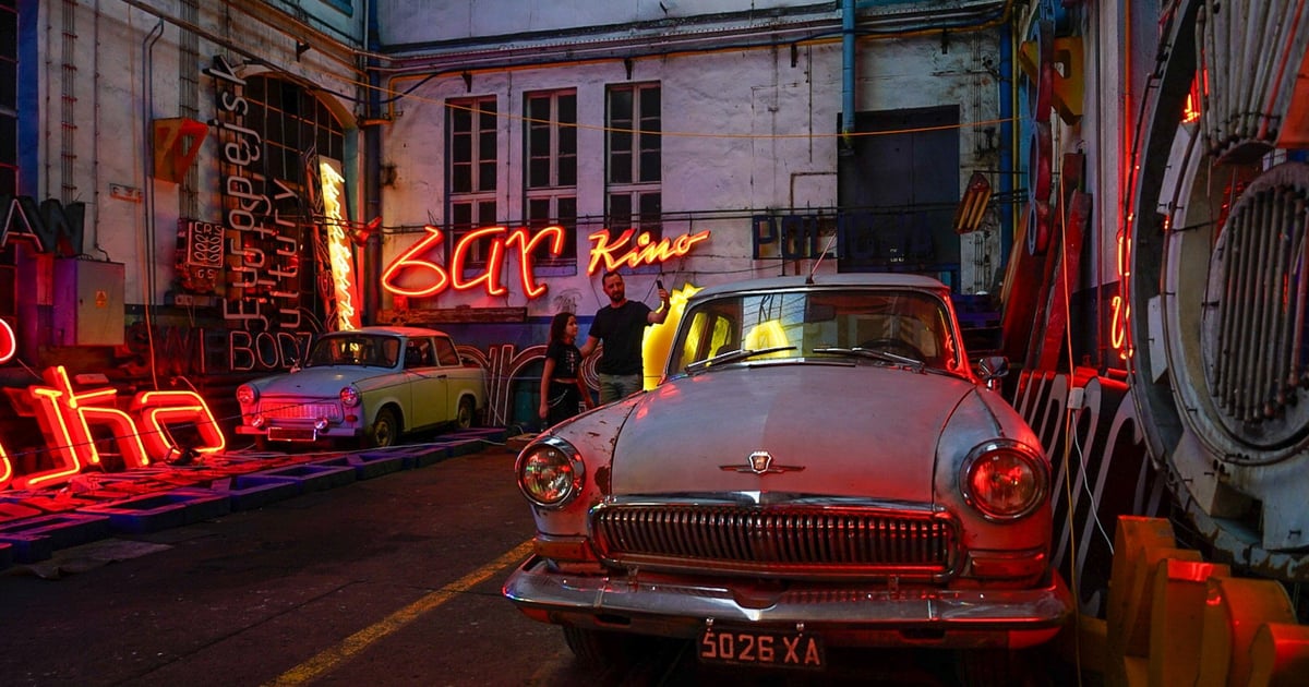 Wrocławski magazyn neonów. Zajezdnia Popowice pokazała je zwiedzającym