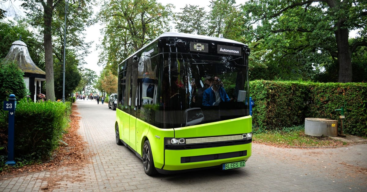 Pierwszy we Wrocławiu autobus bez kierowcy testowany na cmentarzu