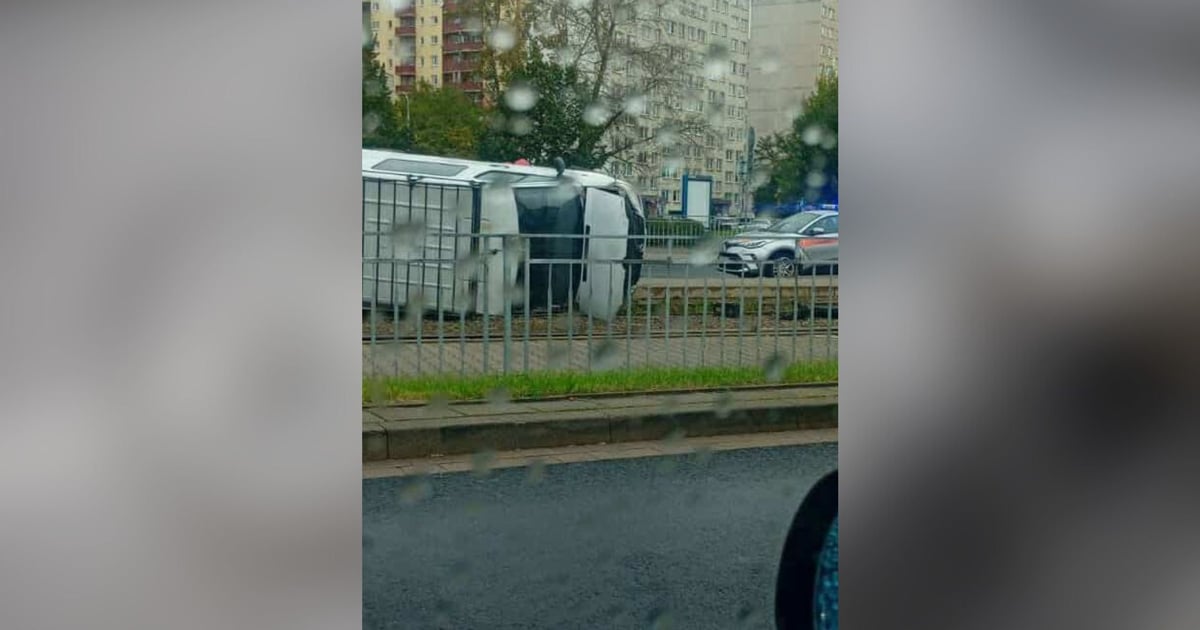 Uwaga, tramwaje nie jadą Bałtycką! Przewrócony samochód blokuje torowisko