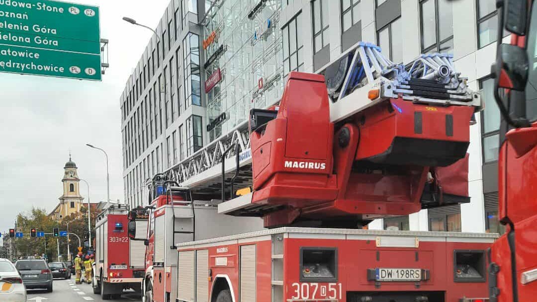 500 osób ewakuowanych z biurowca przy pl. Wróblewskiego. Zadymienie